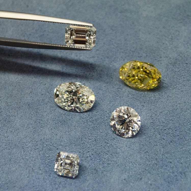 Loose different shaped diamonds 