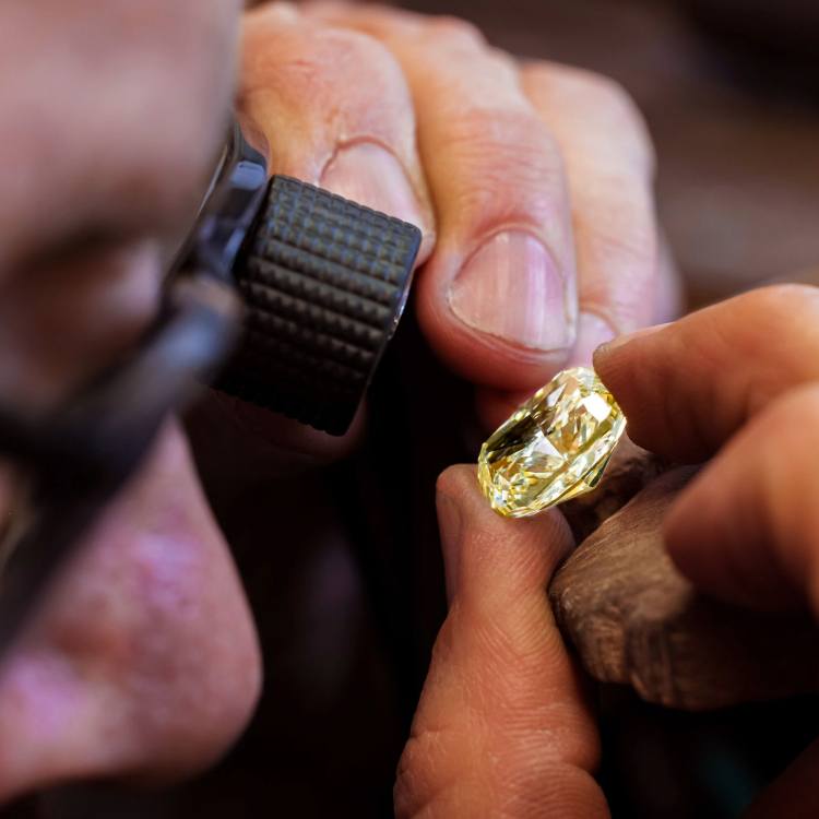 Inspecting a diamond