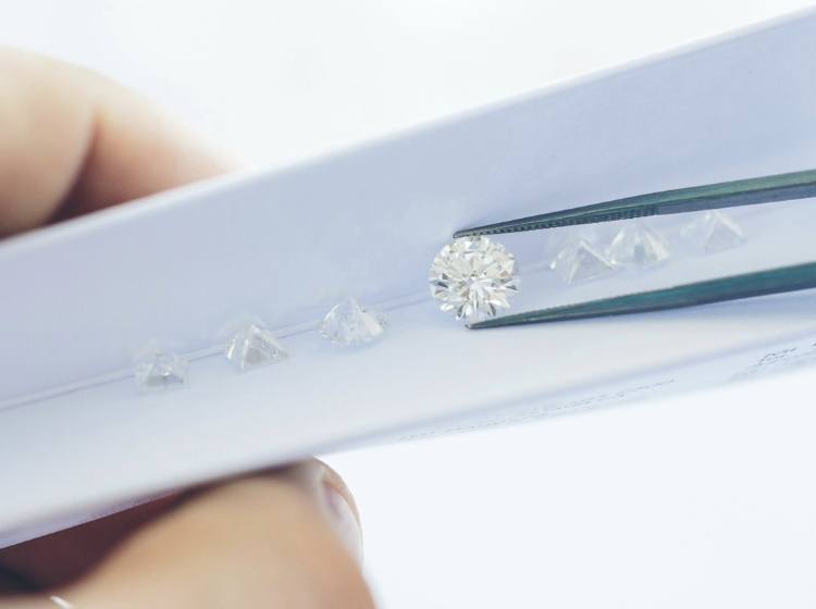 row of different sized diamonds