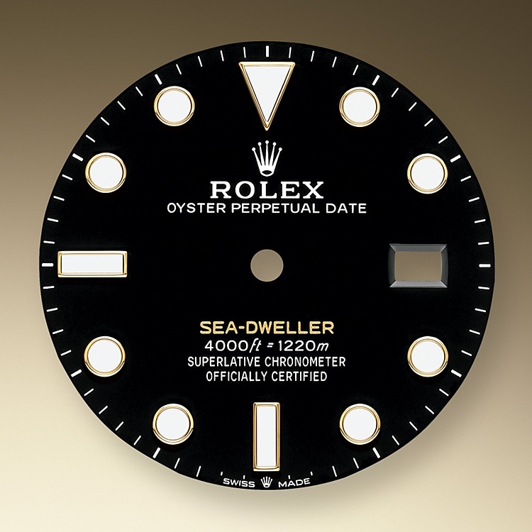 The black dial of the Sea-Dweller has the large hands and indices reserved for Rolex professional models. The dial bears the name Sea-Dweller inscribed in a yellow hue, echoing the colour of the 18 ct yellow gold. When the Sea-Dweller was updated in 2017, this lettering was in red, in reference to the original model. The innovative Chromalight display on the dial pushes back the boundaries of visibility in dark environments. Its distinctive blue glow lasts up to eight hours with a uniform luminosity, practically twice as long as that of standard luminescent materials.