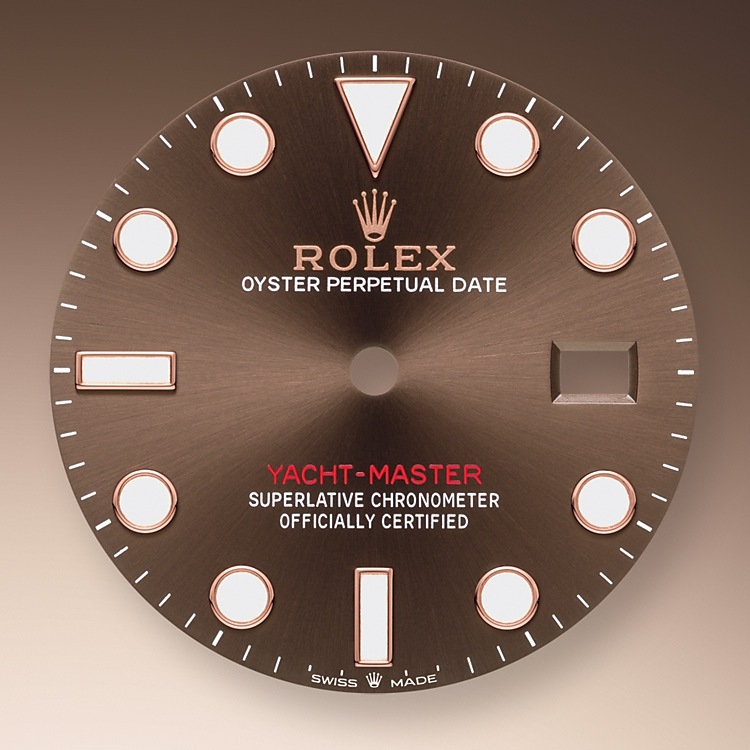 Like all Rolex Professional watches, the Yacht-Master 40&nbsp;offers exceptional legibility in all circumstances, and especially in the dark, thanks to its Chromalight display. The broad hands and hour markers in simple shapes – triangles, circles, rectangles – are filled with a luminescent material emitting a long-lasting glow. 
