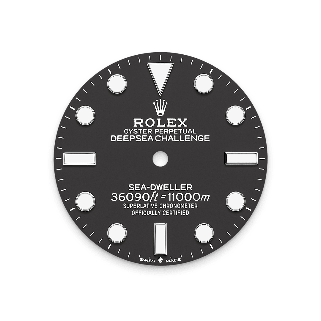 The dial’s luminescent Chromalight display is an innovation that improved visibility in dark environments, an essential feature for divers. Hour markers in simple shapes – triangles, circles, rectangles – and broad hour and minute hands enable instant and reliable reading to prevent any risk of confusion underwater.