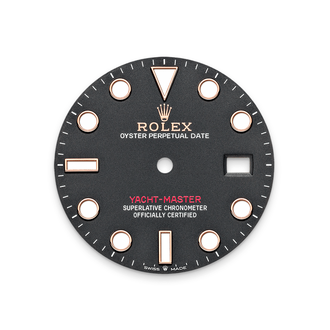 Like all Rolex Professional watches, the Yacht-Master 40 offers exceptional legibility in all circumstances, and especially in the dark, thanks to its Chromalight display. The broad hands and hour markers in simple shapes – triangles, circles, rectangles – are filled with a luminescent material emitting a long-lasting glow.