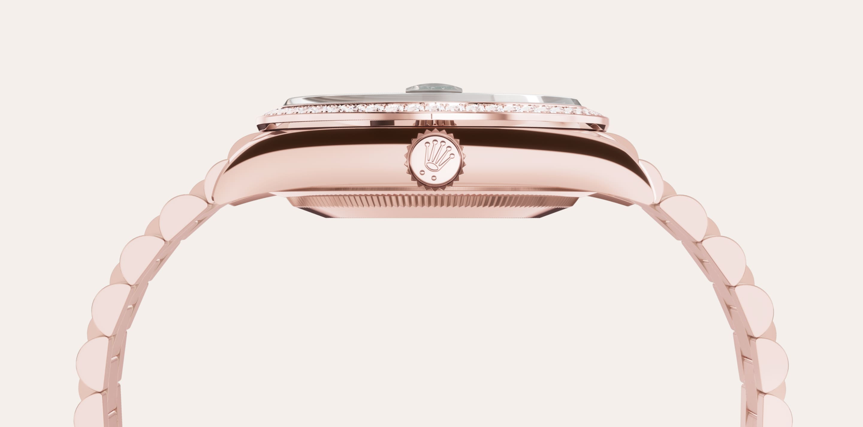 To preserve the beauty of its pink gold watches, Rolex created and patented an exclusive 18 ct pink gold alloy cast in its own foundry: Everose gold. Introduced in 2005, 18 ct Everose is used on all Rolex Oyster models in pink gold.