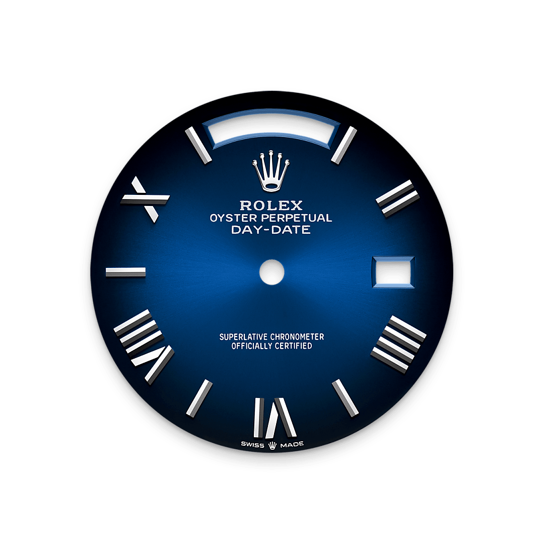 The ombré dial features a coloured surface at the centre, progresses to a deep black around the edge. This dial represents the continuity of a design that Rolex introduced in the 1980s and relaunched in 2019. The manufacture of these dials with a concentric gradient involves the application of black lacquer, a delicate operation overseen by a specialist whose task it is to ensure the harmonious transition from colour to darkness.