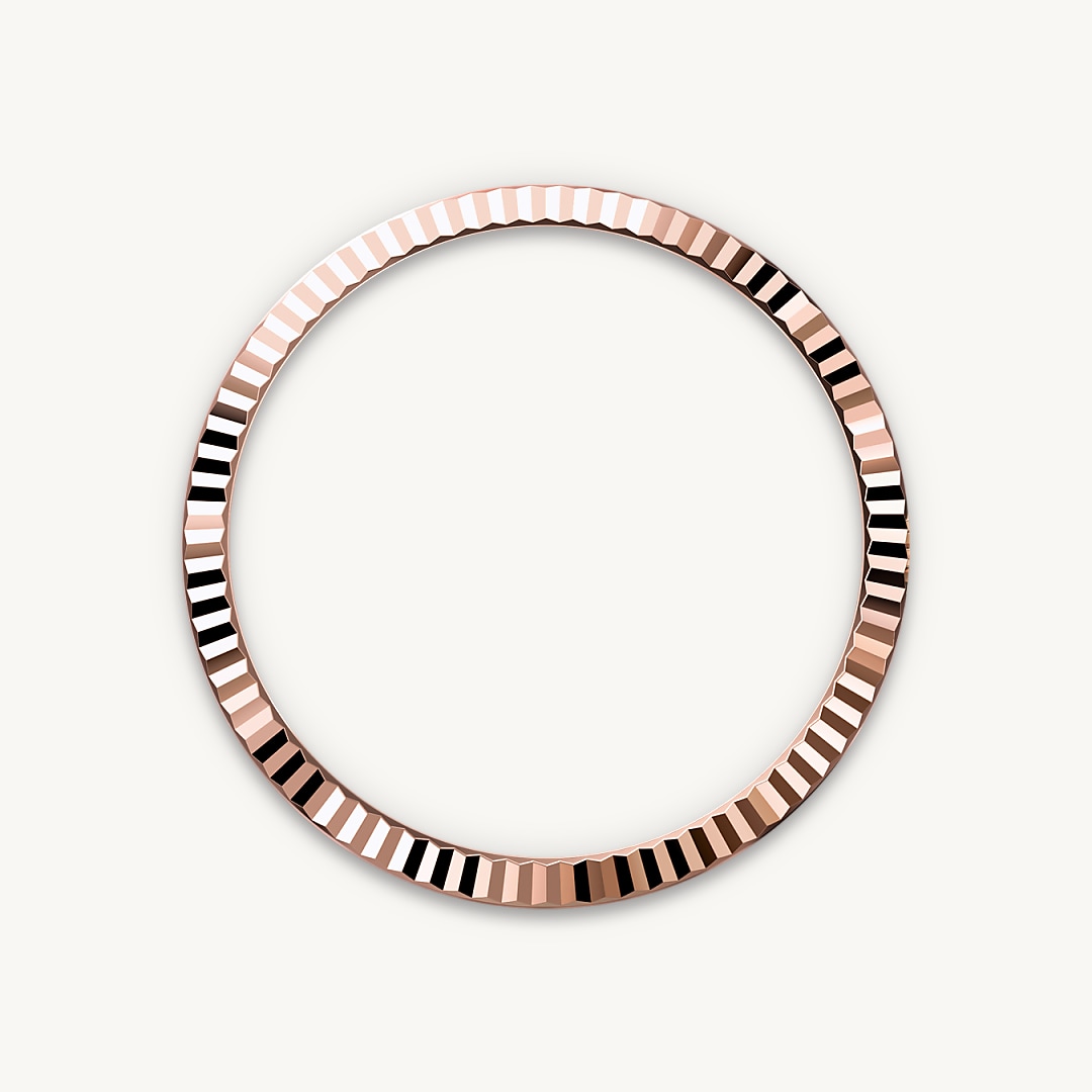 The Rolex fluted bezel is a mark of distinction. Originally, the fluting of the Oyster bezel had a functional purpose: it served to screw the bezel onto the case helping to ensure the waterproofness of the watch. It was therefore identical to the fluting on the case back, which was also screwed onto the case for waterproofness, using specific Rolex tools. Over time, the fluting became an aesthetic element, a genuine Rolex signature feature. Today the fluted bezel is a mark of distinction, in gold on this Datejust 36.