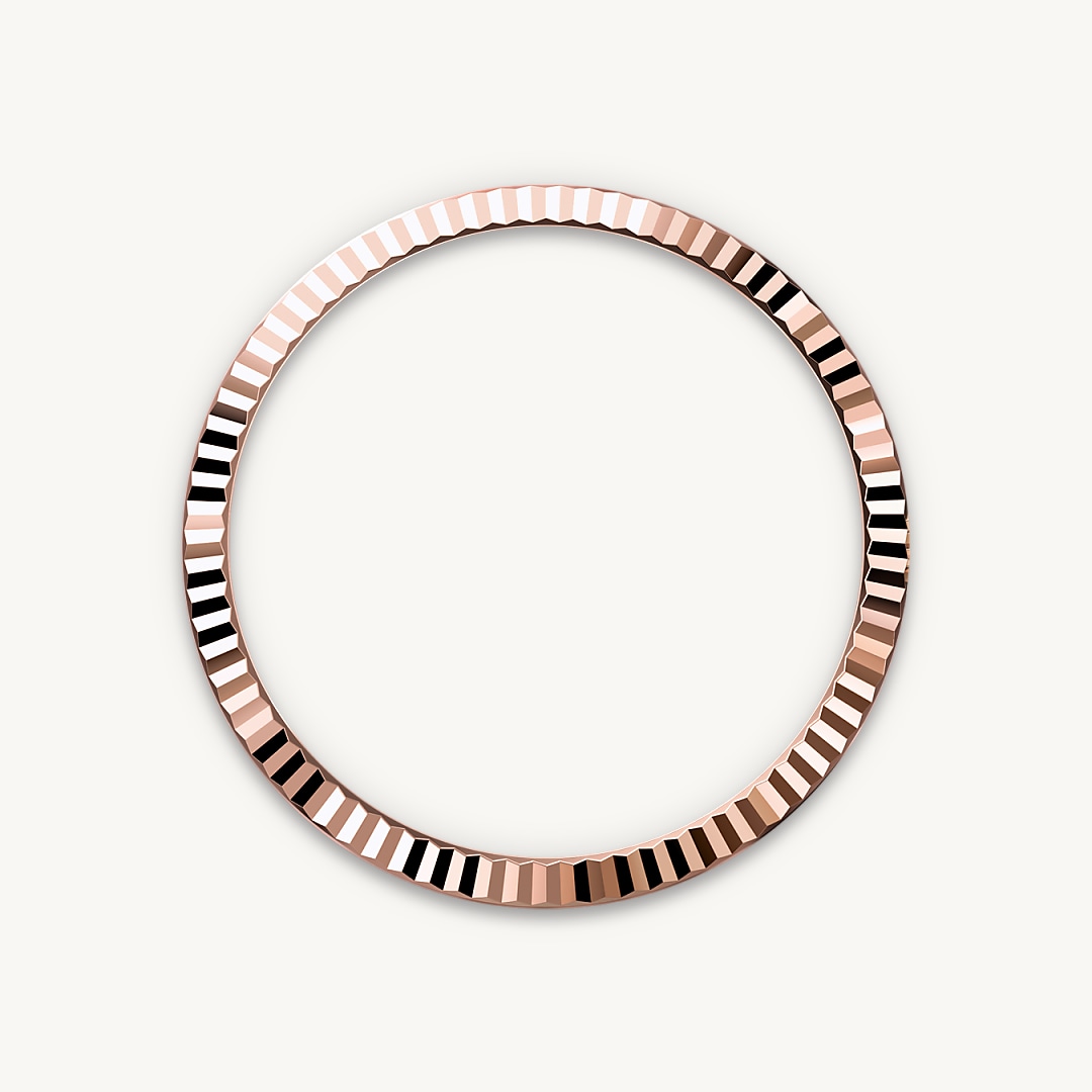 The Rolex fluted bezel is a mark of distinction. Originally, the fluting of the Oyster bezel had a functional purpose: it served to screw the bezel onto the case helping to ensure the waterproofness of the watch. It was therefore identical to the fluting on the case back, which was also screwed onto the case for waterproofness, using specific Rolex tools. Over time, the fluting became an aesthetic element, a genuine Rolex signature feature. Today the fluted bezel is a mark of distinction, in gold on this Datejust 36.