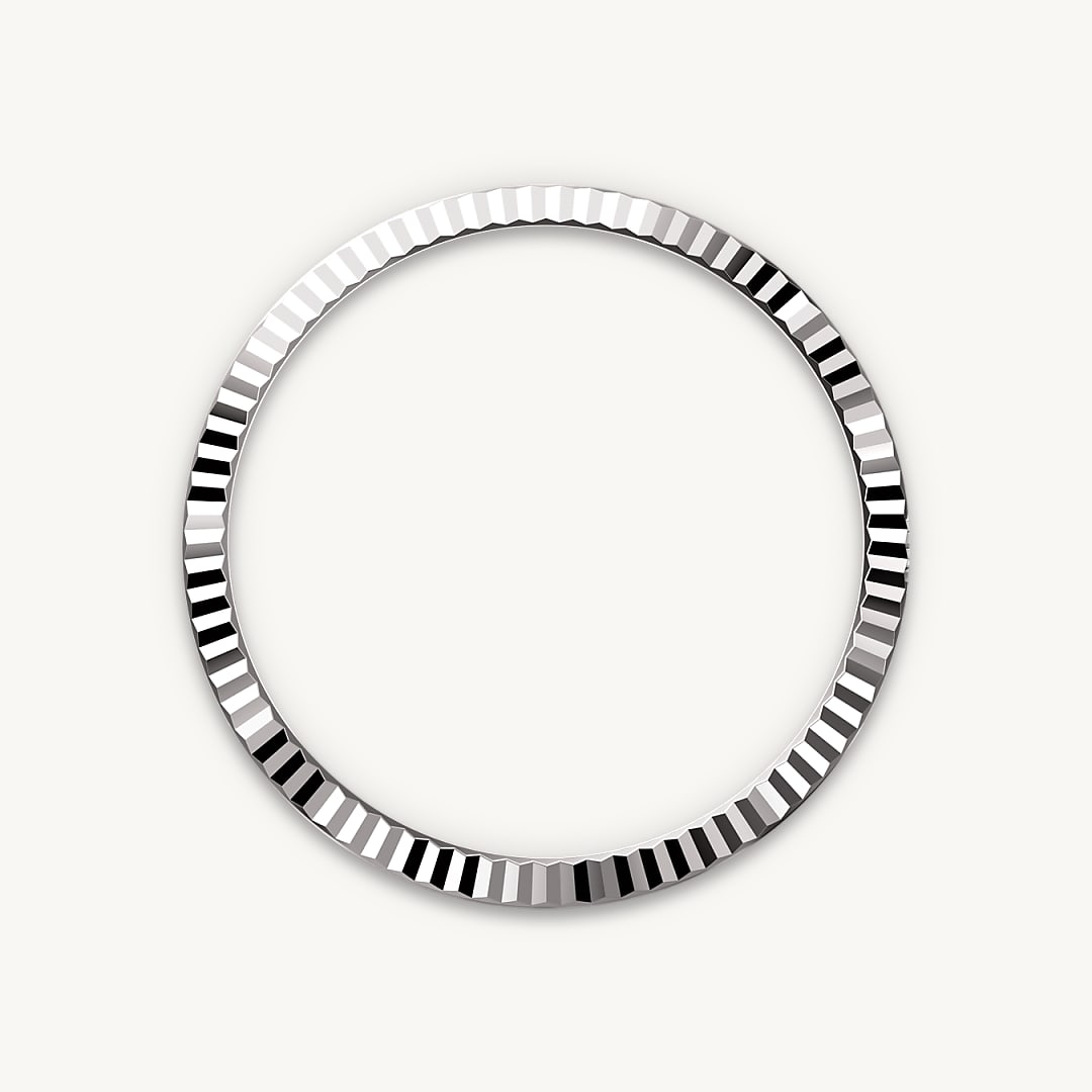 The Rolex fluted bezel is a mark of distinction. Originally, the fluting of the Oyster bezel had a functional purpose: it served to screw the bezel onto the case helping to ensure the waterproofness of the watch. It was therefore identical to the fluting on the case back, which was also screwed onto the case for waterproofness, using specific Rolex tools. Over time, the fluting became an aesthetic element, a genuine Rolex signature feature. Today the fluted bezel is a mark of distinction, in gold on this Datejust 36.
