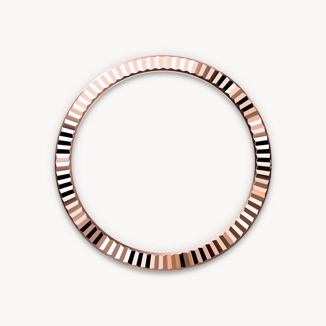 The Rolex fluted bezel is a mark of distinction. Originally, the fluting of the Oyster bezel had a functional purpose: it served to screw the bezel onto the case helping to ensure the waterproofness of the watch. It was therefore identical to the fluting on the case back, which was also screwed onto the case for waterproofness, using specific Rolex tools. Over time, the fluting became an aesthetic element, a genuine Rolex signature feature. Today the fluted bezel is a mark of distinction, in gold on this Datejust 41.