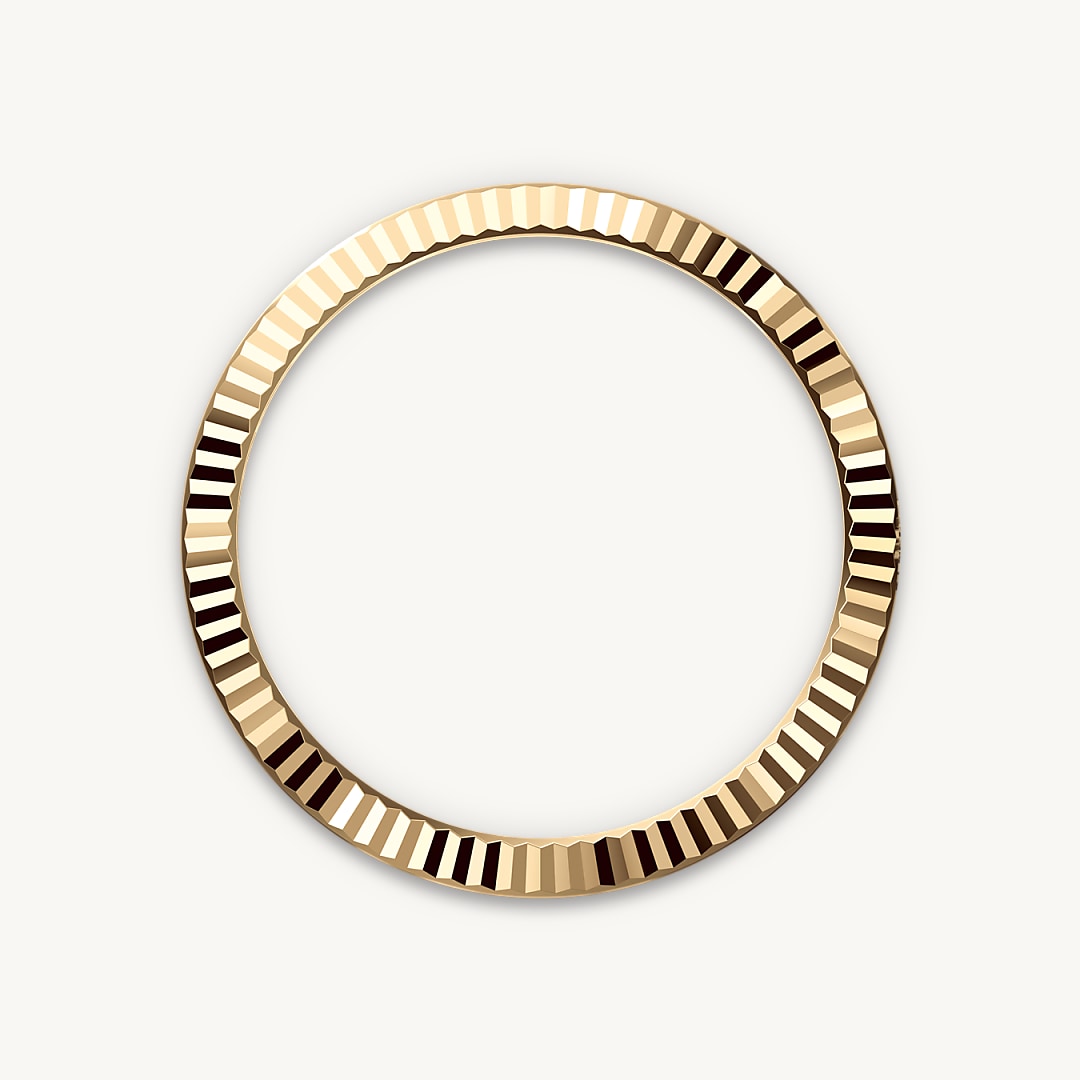The Rolex fluted bezel is a mark of distinction. Originally, the fluting of the Oyster bezel had a functional purpose: it served to screw the bezel onto the case helping to ensure the waterproofness of the watch. It was therefore identical to the fluting on the case back, which was also screwed onto the case for waterproofness, using specific Rolex tools. Over time, the fluting became an aesthetic element, a genuine Rolex signature feature. Today the fluted bezel is a mark of distinction, in gold on this Datejust 41.