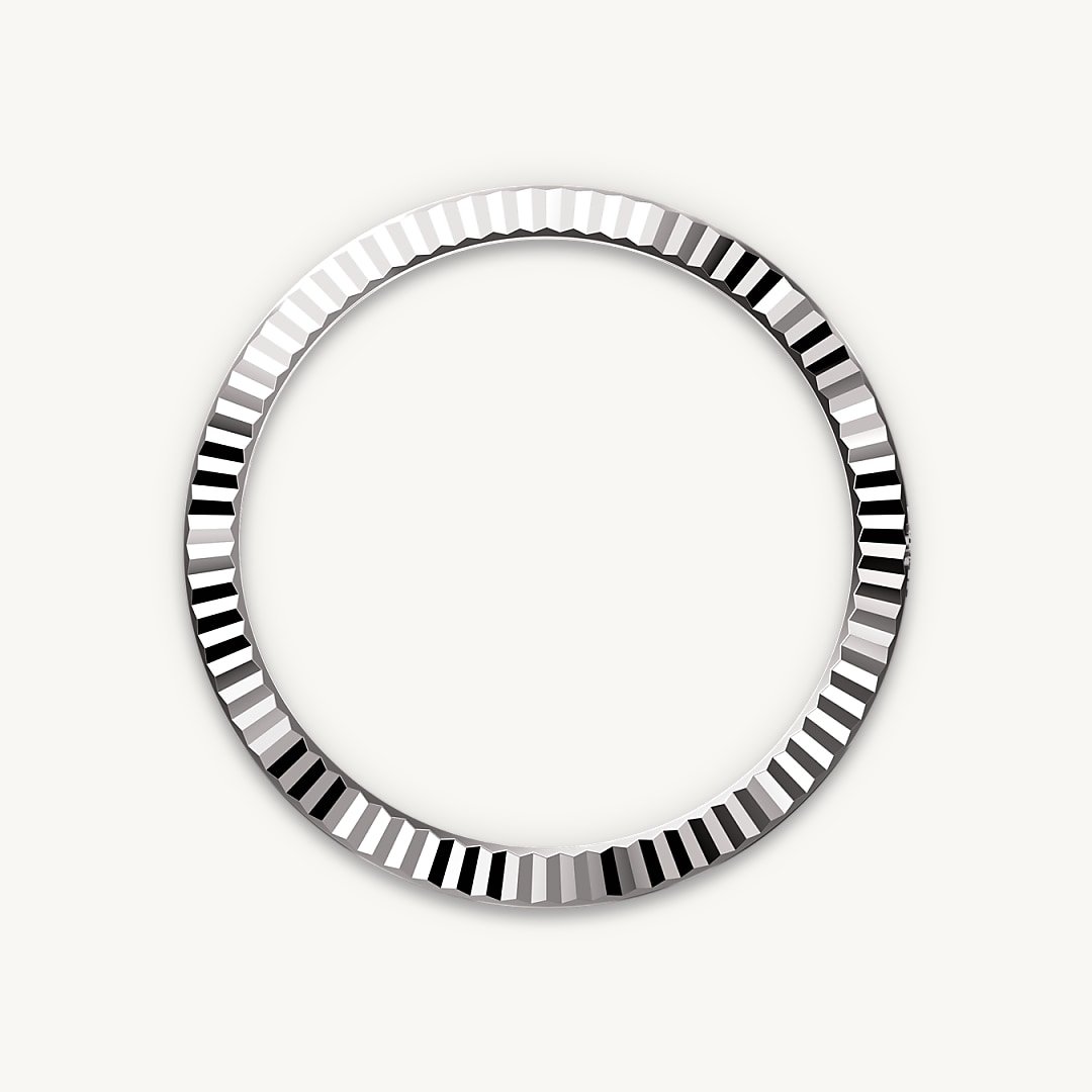 The Rolex fluted bezel is a mark of distinction. Originally, the fluting of the Oyster bezel had a functional purpose: it served to screw the bezel onto the case helping to ensure the waterproofness of the watch. It was therefore identical to the fluting on the case back, which was also screwed onto the case for waterproofness, using specific Rolex tools. Over time, the fluting became an aesthetic element, a genuine Rolex signature feature. Today the fluted bezel is a mark of distinction, in gold on this Datejust 41.