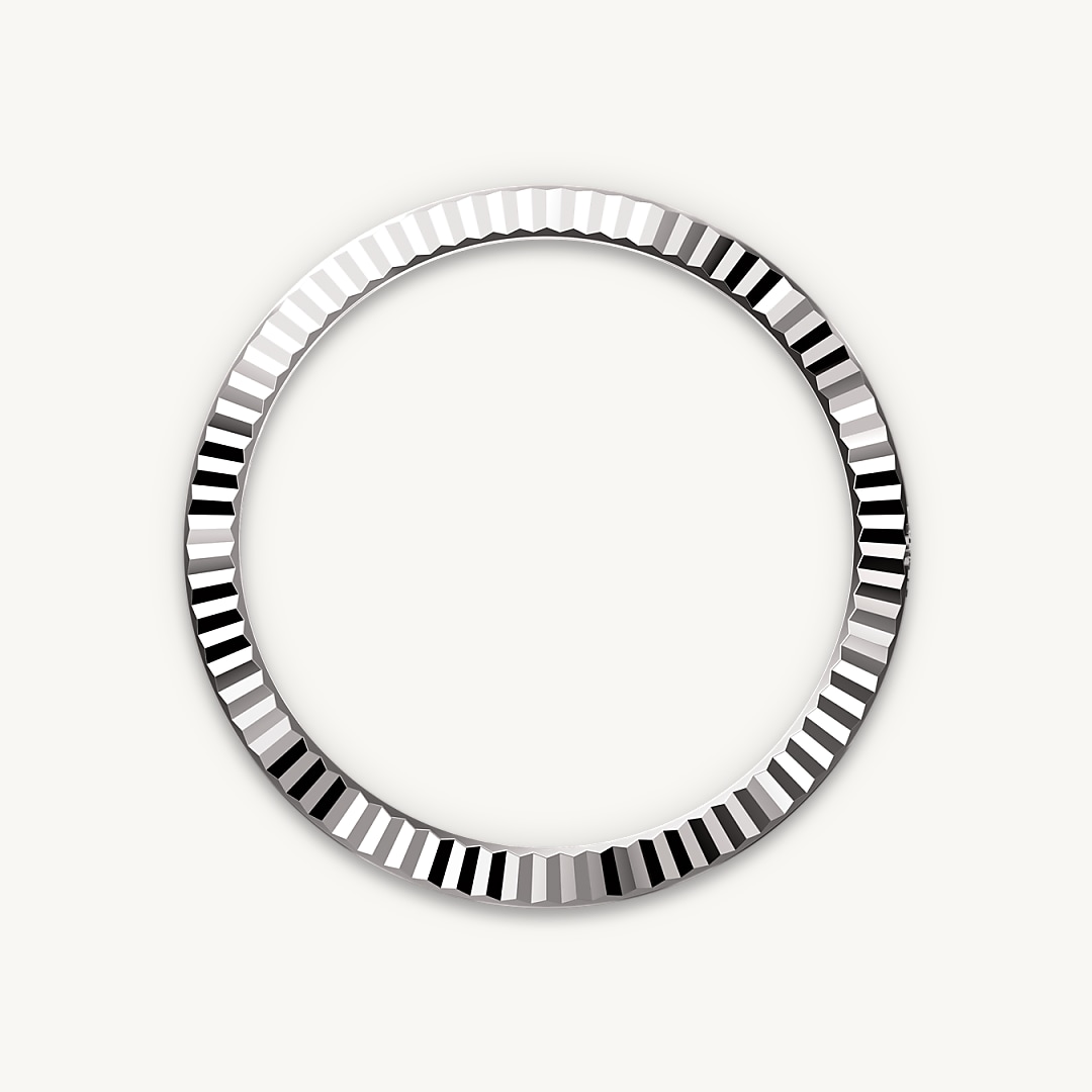 The Rolex fluted bezel is a mark of distinction. Originally, the fluting of the Oyster bezel had a functional purpose: it served to screw the bezel onto the case helping to ensure the waterproofness of the watch. It was therefore identical to the fluting on the case back, which was also screwed onto the case for waterproofness, using specific Rolex tools. Over time, the fluting became an aesthetic element, a genuine Rolex signature feature. Today the fluted bezel is a mark of distinction, in gold on this Datejust 41.