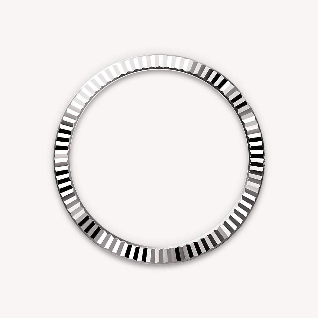 The Rolex fluted bezel is a mark of distinction. Originally, the fluting of the Oyster bezel had a functional purpose: it served to screw the bezel onto the case helping to ensure the waterproofness of the watch. It was therefore identical to the fluting on the case back, which was also screwed onto the case for waterproofness, using specific Rolex tools. Over time, the fluting became an aesthetic element, a genuine Rolex signature feature. Today the fluted bezel is a mark of distinction, in gold on this Datejust 41.