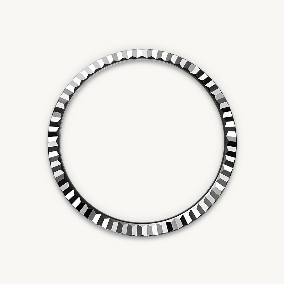 The Rolex fluted bezel is a mark of distinction. Originally, the fluting of the Oyster bezel had a functional purpose: it served to screw the bezel onto the case helping to ensure the waterproofness of the watch. It was therefore identical to the fluting on the case back, which was also screwed onto the case for waterproofness, using specific Rolex tools. Over time, the fluting became an aesthetic element, a genuine Rolex signature feature. Today the fluted bezel is a mark of distinction, in gold on this Land-Dweller 36.