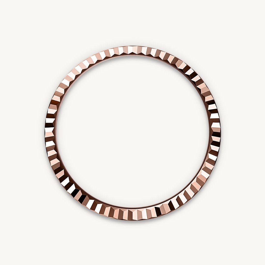 The Rolex fluted bezel is a mark of distinction. Originally, the fluting of the Oyster bezel had a functional purpose: it served to screw the bezel onto the case helping to ensure the waterproofness of the watch. It was therefore identical to the fluting on the case back, which was also screwed onto the case for waterproofness, using specific Rolex tools. Over time, the fluting became an aesthetic element, a genuine Rolex signature feature. Today the fluted bezel is a mark of distinction, in gold on this Land-Dweller 36.