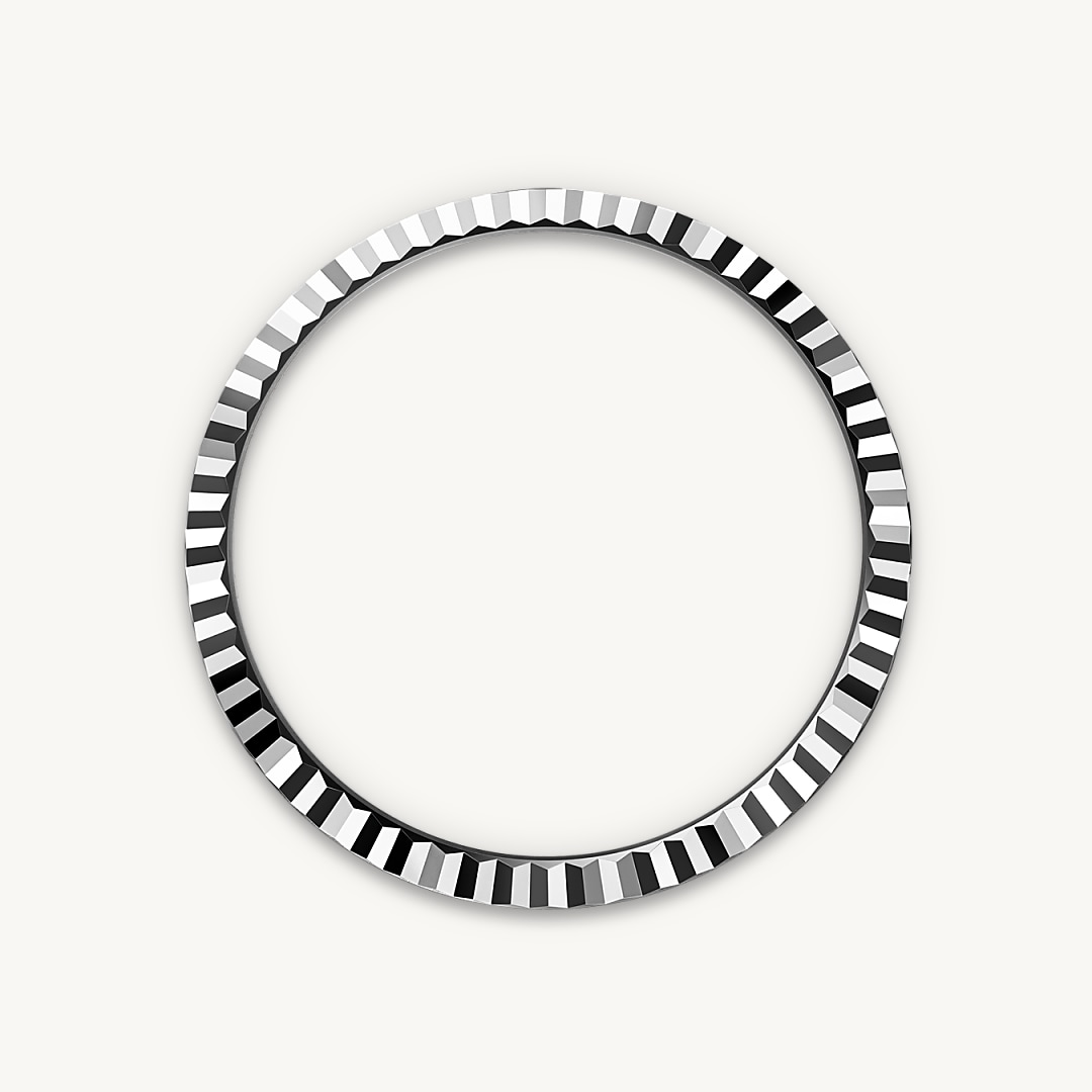 The Rolex fluted bezel is a mark of distinction. Originally, the fluting of the Oyster bezel had a functional purpose: it served to screw the bezel onto the case helping to ensure the waterproofness of the watch. It was therefore identical to the fluting on the case back, which was also screwed onto the case for waterproofness, using specific Rolex tools. Over time, the fluting became an aesthetic element, a genuine Rolex signature feature. Today the fluted bezel is a mark of distinction, in gold on this Land-Dweller 40.
