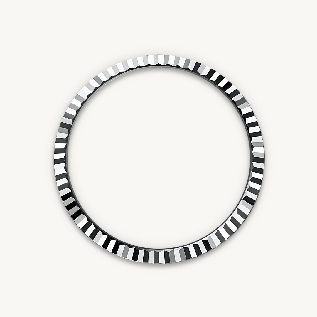 The Rolex fluted bezel is a mark of distinction. Originally, the fluting of the Oyster bezel had a functional purpose: it served to screw the bezel onto the case helping to ensure the waterproofness of the watch. It was therefore identical to the fluting on the case back, which was also screwed onto the case for waterproofness, using specific Rolex tools. Over time, the fluting became an aesthetic element, a genuine Rolex signature feature. Today the fluted bezel is a mark of distinction, in platinum on this Land-Dweller 40.