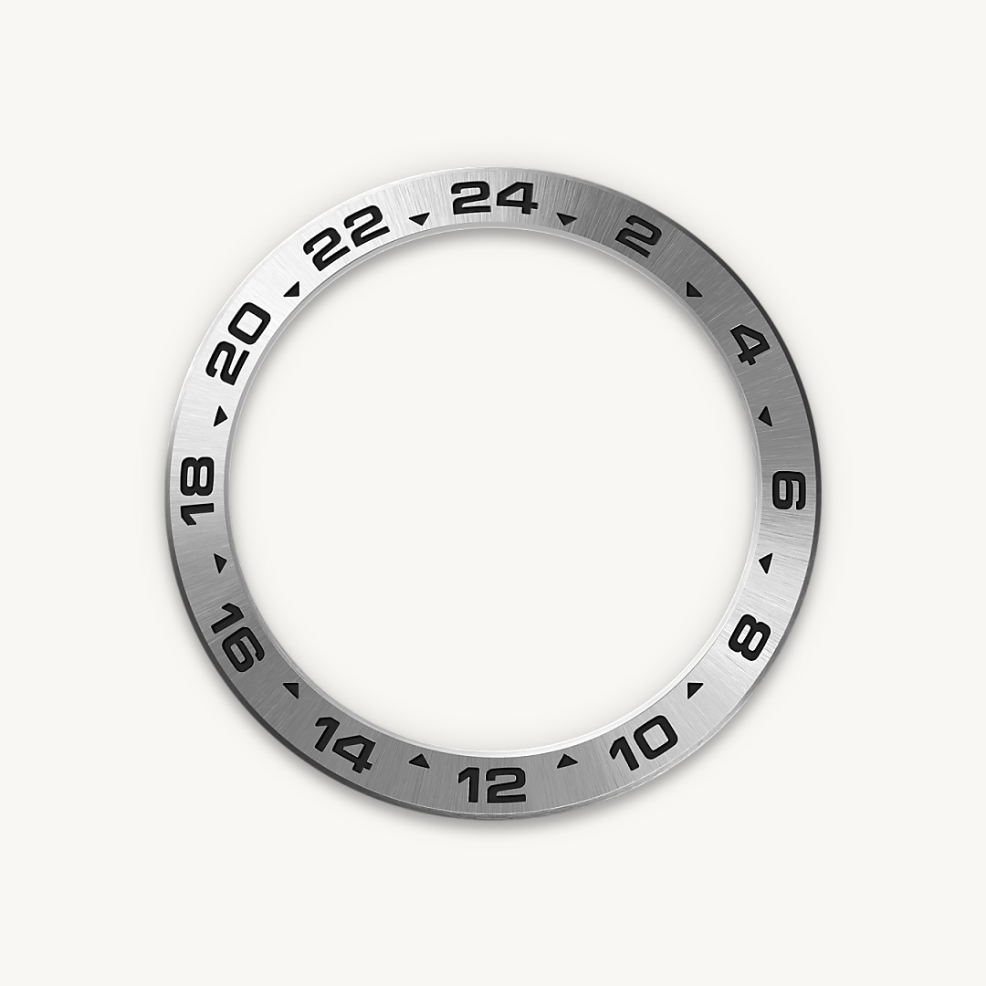 The Explorer II is equipped with an additional 24-hour display; a dedicated hand circles the dial in 24 hours rather than the usual 12, pointing to a fixed bezel with 24 hour graduations. This function enables the wearer to distinguish the hours of the day from the hours of the night, an essential feature for those who venture into environments where darkness reigns supreme – such as in the depths of caves, or where the sun never sets – like the polar regions in summer.