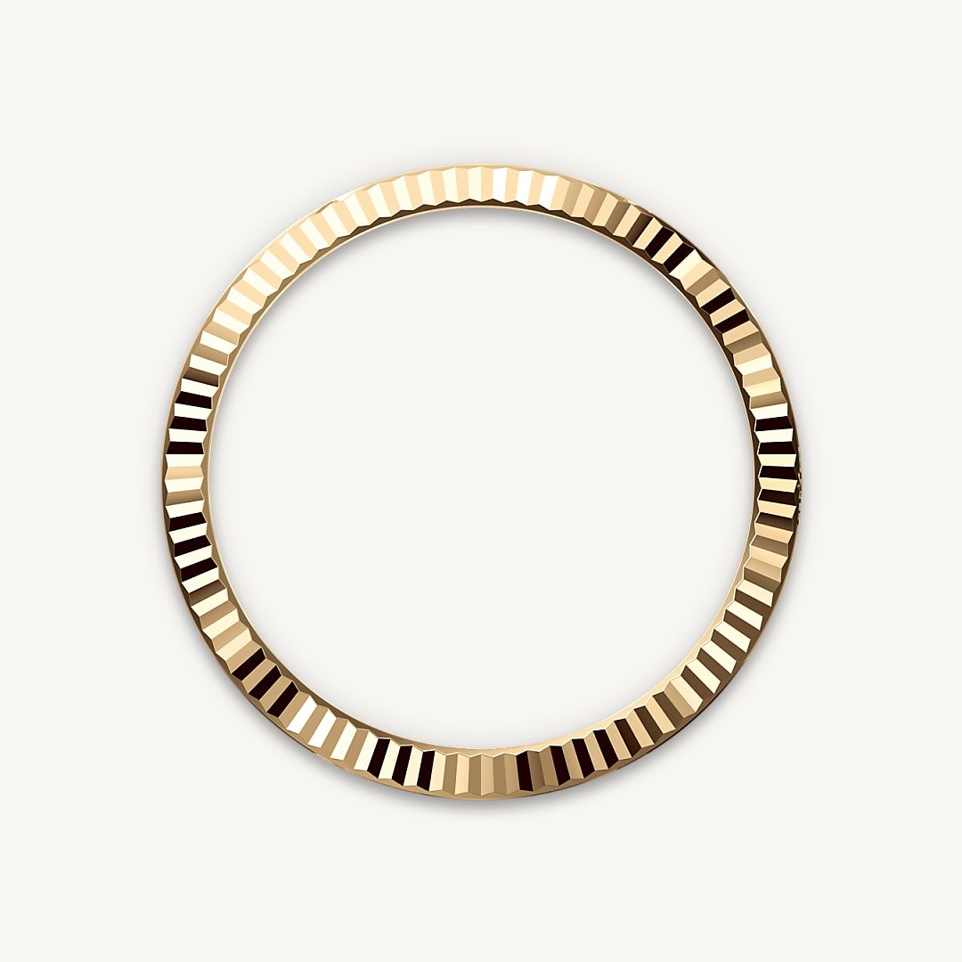 The Rolex fluted bezel is a mark of distinction. Originally, the fluting of the Oyster bezel had a functional purpose: it served to screw the bezel onto the case helping to ensure the waterproofness of the watch. It was therefore identical to the fluting on the case back, which was also screwed onto the case for waterproofness, using specific Rolex tools. Over time, the fluting became an aesthetic element, a genuine Rolex signature feature. Today the fluted bezel is a mark of distinction, in gold on this Day-Date 40.