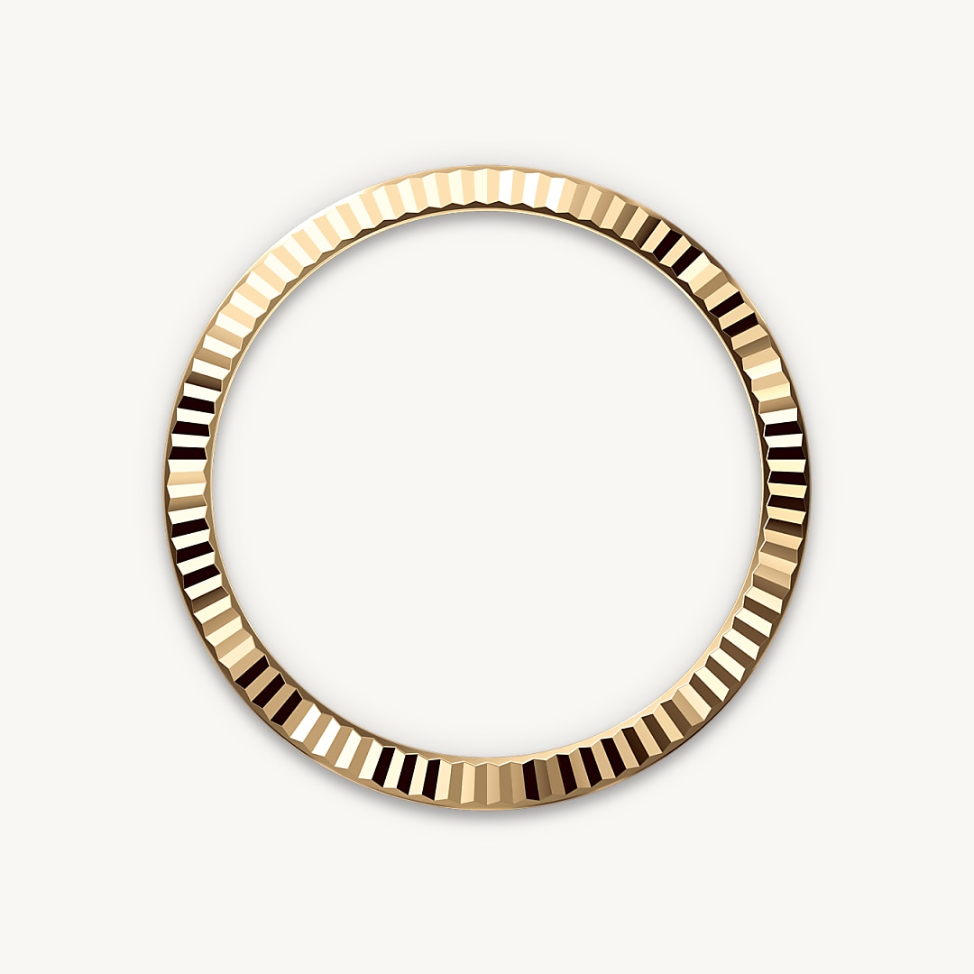 The Rolex fluted bezel is a mark of distinction. Originally, the fluting of the Oyster bezel had a functional purpose: it served to screw the bezel onto the case helping to ensure the waterproofness of the watch. It was therefore identical to the fluting on the case back, which was also screwed onto the case for waterproofness, using specific Rolex tools. Over time, the fluting became an aesthetic element, a genuine Rolex signature feature. Today the fluted bezel is a mark of distinction, in gold on this Day-Date 40.