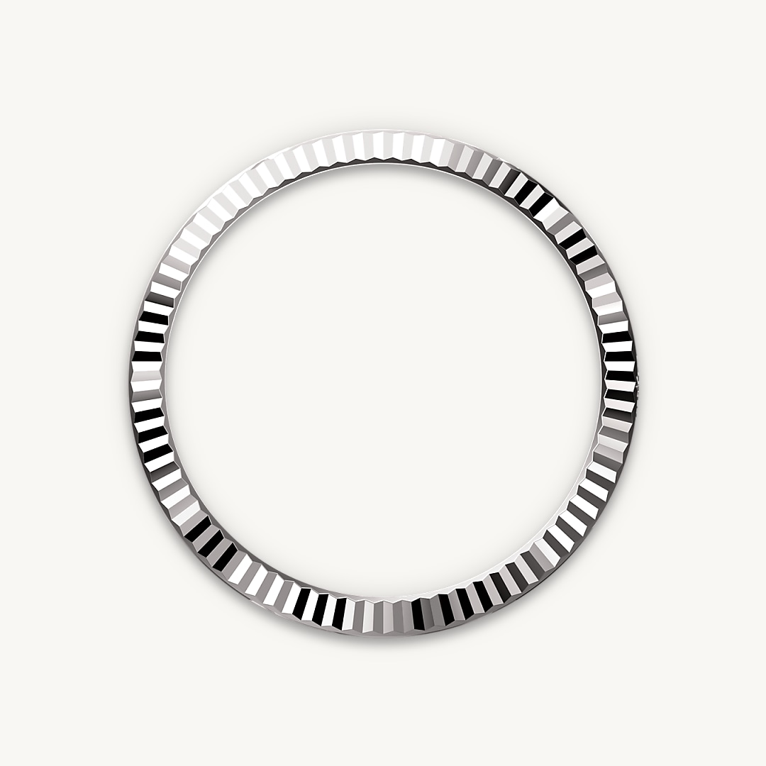 The Rolex fluted bezel is a mark of distinction. Originally, the fluting of the Oyster bezel had a functional purpose: it served to screw the bezel onto the case helping to ensure the waterproofness of the watch. It was therefore identical to the fluting on the case back, which was also screwed onto the case for waterproofness, using specific Rolex tools. Over time, the fluting became an aesthetic element, a genuine Rolex signature feature. Today the fluted bezel is a mark of distinction, in gold on this Day-Date 40.