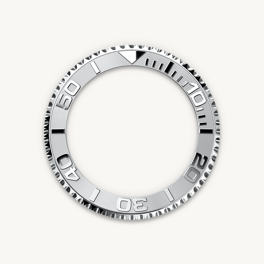 The Yacht-Master’s bidirectional rotatable 60-minute graduated bezel is made entirely from precious metals or fitted with a Cerachrom insert in high-tech ceramic. The raised polished numerals and graduations stand out clearly against a matt, sand-blasted background. This functional bezel – which allows the wearer to calculate, for example, the sailing time between two buoys – is also a key component in the model’s distinctive visual identity.