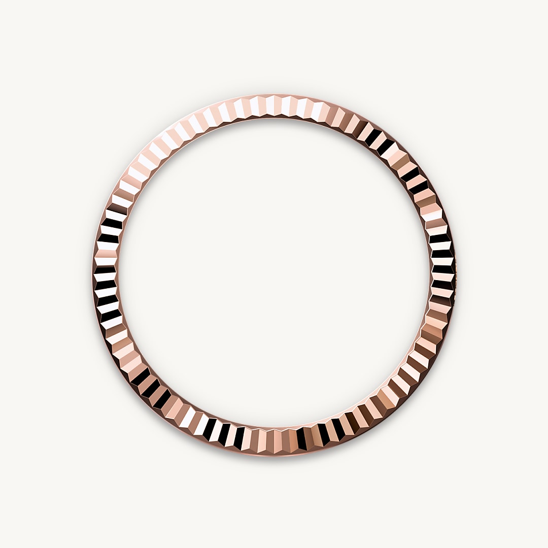 The Rolex fluted bezel is a mark of distinction. Originally, the fluting of the Oyster bezel had a functional purpose: it served to screw the bezel onto the case helping to ensure the waterproofness of the watch. It was therefore identical to the fluting on the case back, which was also screwed onto the case for waterproofness, using specific Rolex tools. Over time, the fluting became an aesthetic element, a genuine Rolex signature feature. Today the fluted bezel is a mark of distinction, in gold on this Datejust 31.