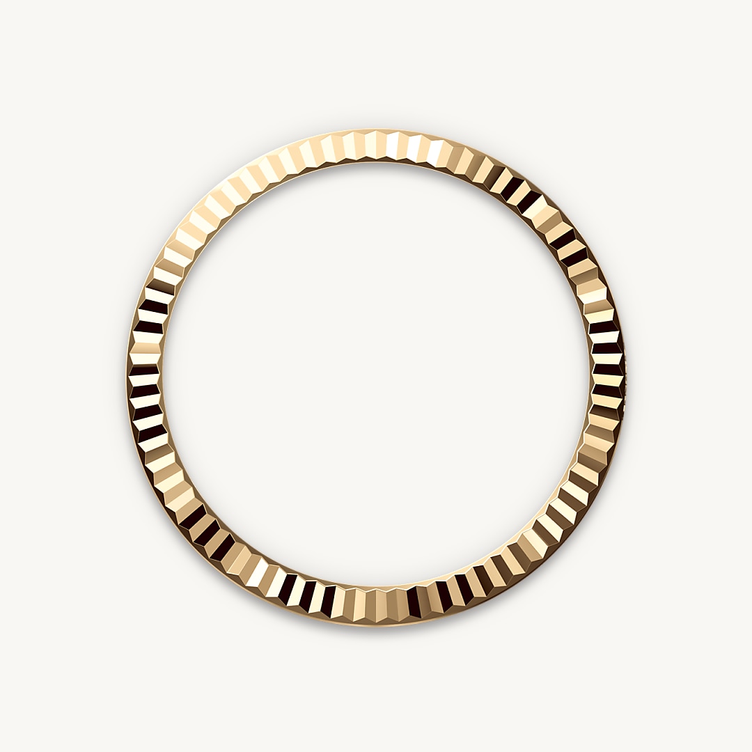 The Rolex fluted bezel is a mark of distinction. Originally, the fluting of the Oyster bezel had a functional purpose: it served to screw the bezel onto the case helping to ensure the waterproofness of the watch. It was therefore identical to the fluting on the case back, which was also screwed onto the case for waterproofness, using specific Rolex tools. Over time, the fluting became an aesthetic element, a genuine Rolex signature feature. Today the fluted bezel is a mark of distinction, in gold on this Datejust 31.