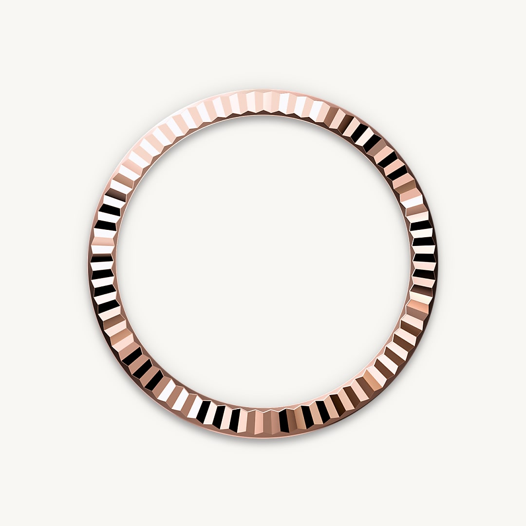 The Rolex fluted bezel is a mark of distinction. Originally, the fluting of the Oyster bezel had a functional purpose: it served to screw the bezel onto the case helping to ensure the waterproofness of the watch. It was therefore identical to the fluting on the case back, which was also screwed onto the case for waterproofness, using specific Rolex tools. Over time, the fluting became an aesthetic element, a genuine Rolex signature feature. Today the fluted bezel is a mark of distinction, in gold on this Lady-Datejust.