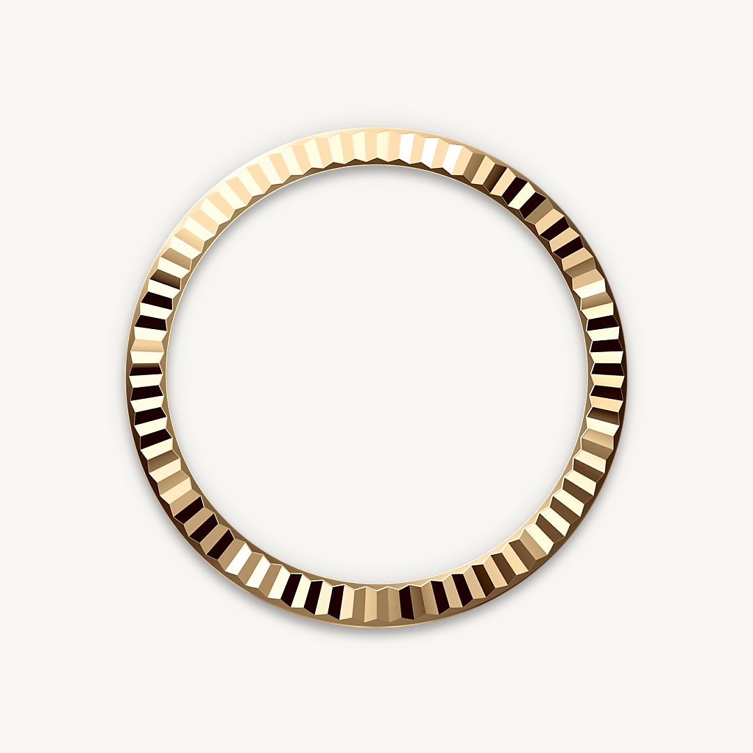 The Rolex fluted bezel is a mark of distinction. Originally, the fluting of the Oyster bezel had a functional purpose: it served to screw the bezel onto the case helping to ensure the waterproofness of the watch. It was therefore identical to the fluting on the case back, which was also screwed onto the case for waterproofness, using specific Rolex tools. Over time, the fluting became an aesthetic element, a genuine Rolex signature feature. Today the fluted bezel is a mark of distinction, in gold on this Lady-Datejust.