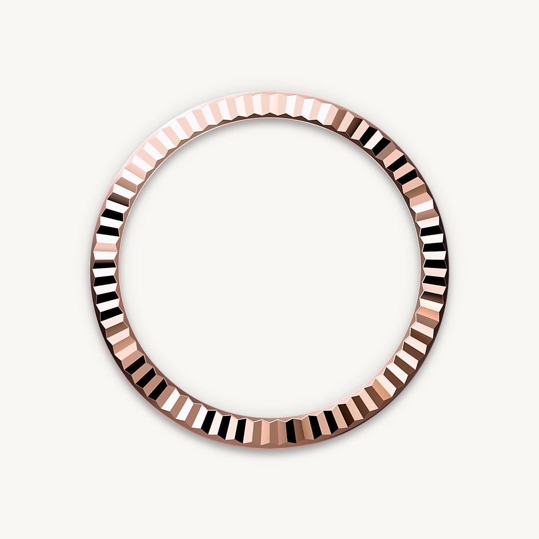 The Rolex fluted bezel is a mark of distinction. Originally, the fluting of the Oyster bezel had a functional purpose: it served to screw the bezel onto the case helping to ensure the waterproofness of the watch. It was therefore identical to the fluting on the case back, which was also screwed onto the case for waterproofness, using specific Rolex tools. Over time, the fluting became an aesthetic element, a genuine Rolex signature feature. Today the fluted bezel is a mark of distinction, in gold on this Lady-Datejust.