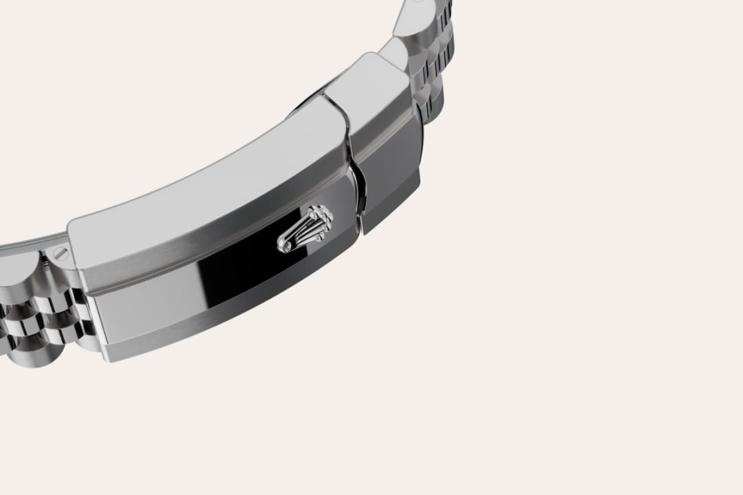 The design, development and production of Rolex bracelets and clasps, as well as the stringent tests they face, involve advanced high technology. And, as with all the components of the watch, aesthetic controls by the human eye guarantee impeccable beauty. The Jubilee, a supple and comfortable five-piece link metal bracelet, was designed and made especially for the launch of the Oyster Perpetual Datejust in 1945.