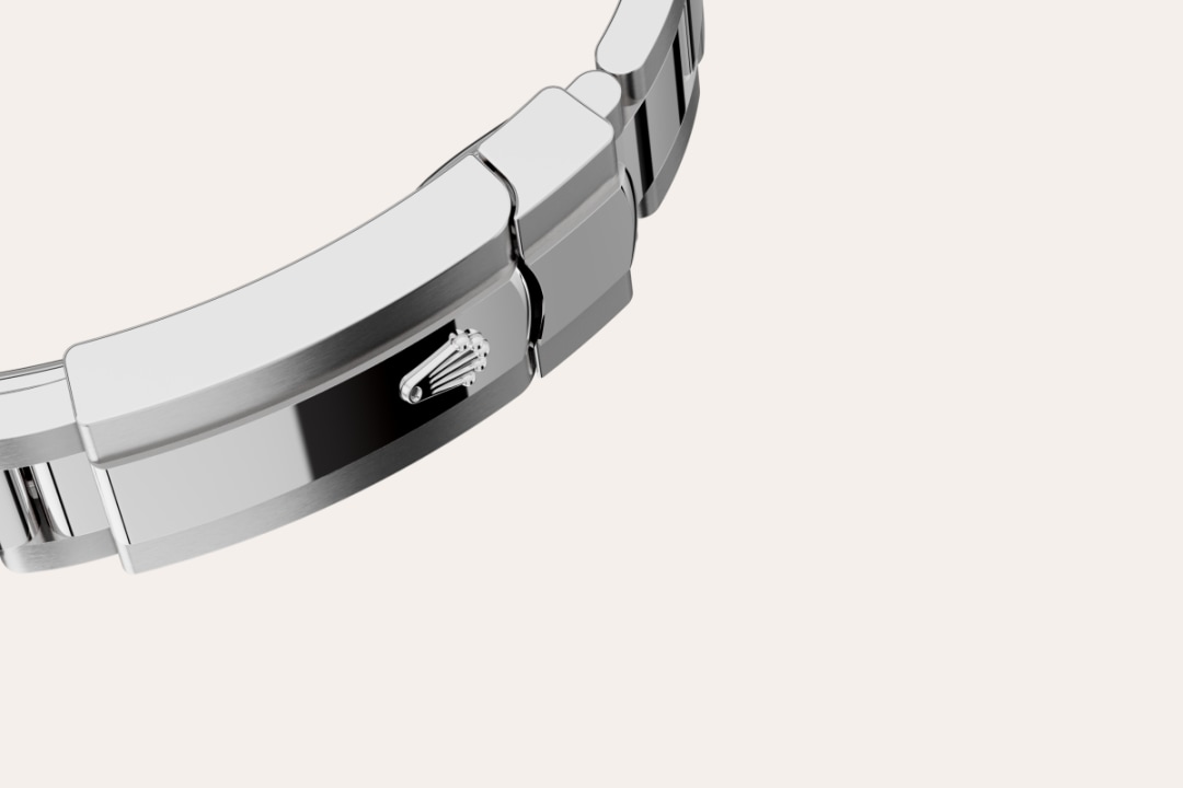 The Oyster bracelet is a perfect alchemy of form and function, aesthetics and technology, designed to be both robust and comfortable. It is equipped with an Oysterclasp and the Easylink comfort extension link, also exclusive to Rolex. This ingenious system allows the wearer to increase the bracelet length by approximately 5 mm, providing additional comfort in any circumstance.