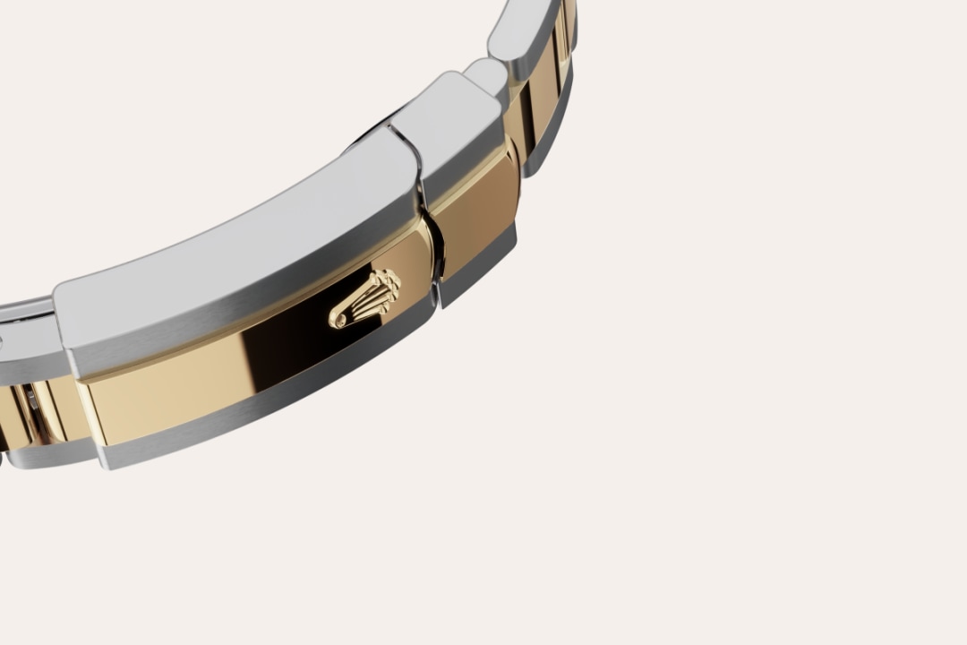 The Oyster bracelet is a perfect alchemy of form and function, aesthetics and technology, designed to be both robust and comfortable. It is equipped with an Oysterclasp and the Easylink comfort extension link, also exclusive to Rolex. This ingenious system allows the wearer to increase the bracelet length by approximately 5 mm, providing additional comfort in any circumstance.