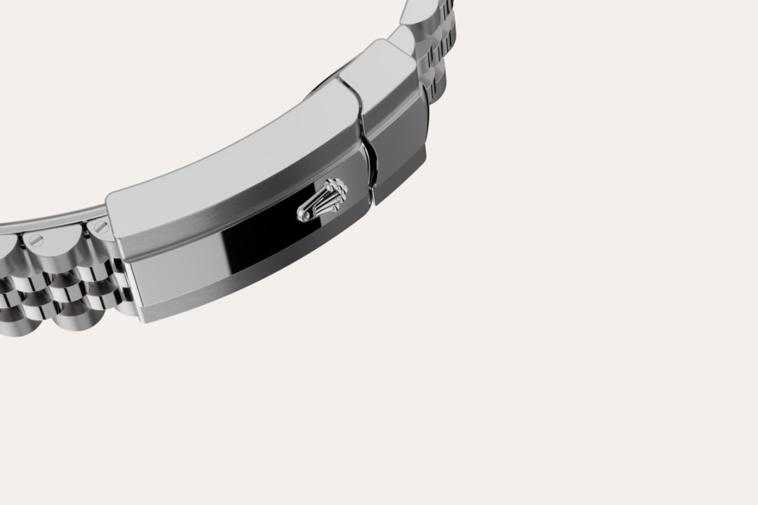 The design, development and production of Rolex bracelets and clasps, as well as the stringent tests they face, involve advanced high technology. And, as with all the components of the watch, aesthetic controls by the human eye guarantee impeccable beauty. The Jubilee, a supple and comfortable five-piece link metal bracelet, was designed and made especially for the launch of the Oyster Perpetual Datejust in 1945.