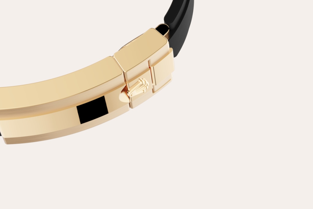 The 18 ct gold versions of the Cosmograph Daytona with a Cerachrom bezel are available with an Oysterflex bracelet. Developed by Rolex and patented, it singularly combines the robustness of a metal bracelet with the comfort of an elastomer bracelet. It is made up of two flexible curved metal blades – one in each bracelet section – overmoulded with high-performance black elastomer. For optimum comfort, the Oysterflex bracelet is equipped with cushions on its inner sides and an Oysterlock safety clasp to prevent accidental opening. Its length may be adjusted via the ingenious Rolex Glidelock extension system.