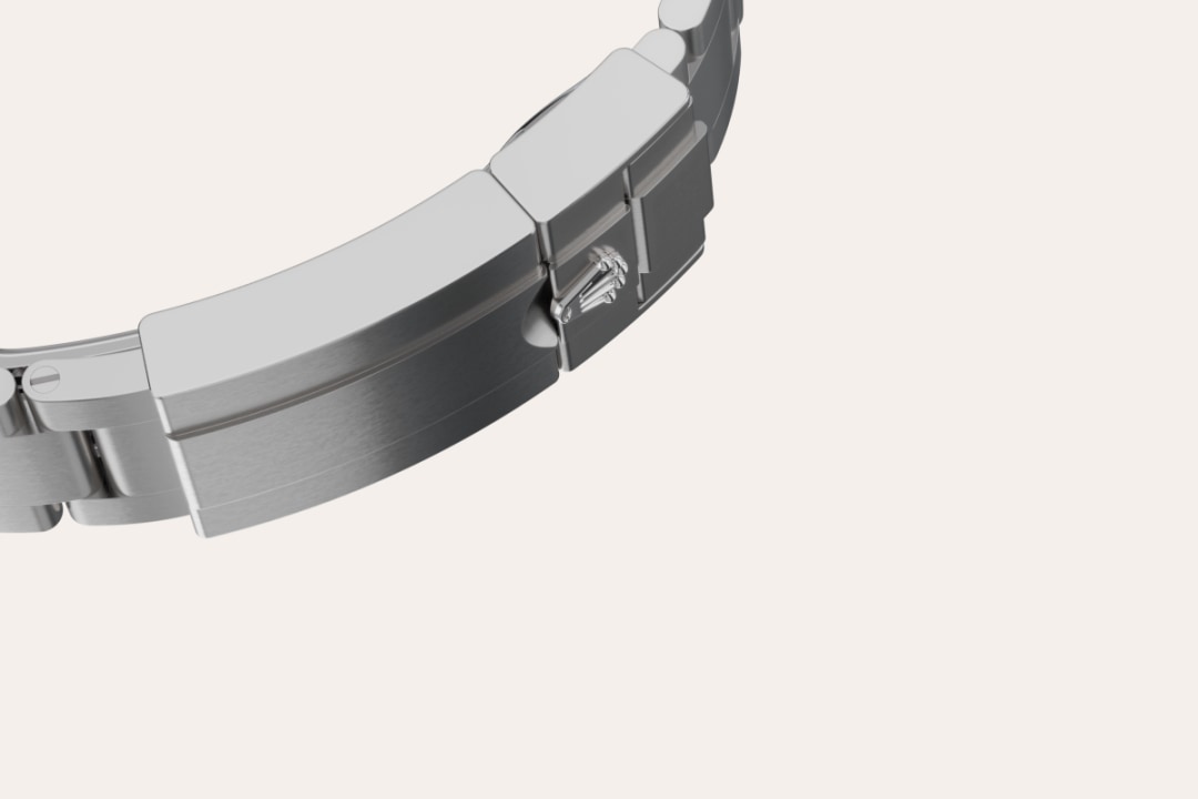 The Oyster bracelet is a perfect alchemy of form and function, aesthetics and technology, designed to be both robust and comfortable. It is equipped with an Oysterlock folding clasp, which prevents accidental opening and the Easylink comfort extension link, also exclusive to Rolex. This ingenious system allows the wearer to increase the bracelet length by approximately 5 mm, providing additional comfort in any circumstance.
