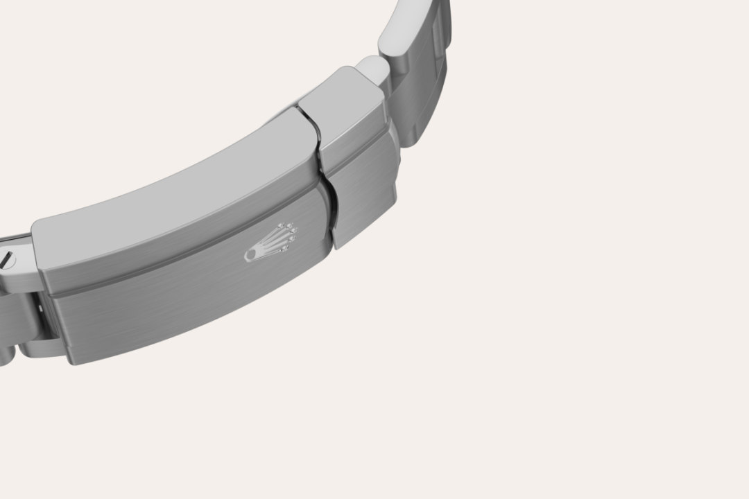 The Oyster bracelet is a perfect alchemy of form and function, aesthetics and technology. First introduced in the late 1930s, this particularly robust and comfortable metal bracelet with its broad, flat three-piece links remains the most universal bracelet in the Oyster collection. For the Oyster Perpetual models the Oyster bracelet is fitted with an Oysterclasp.