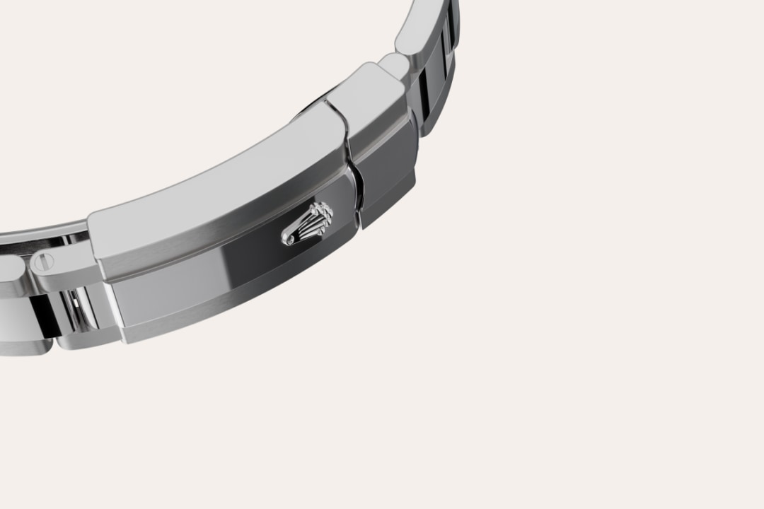 The Oyster bracelet is a perfect alchemy of form and function, aesthetics and technology, designed to be both robust and comfortable. It is equipped with an Oysterclasp and the Easylink comfort extension link, also exclusive to Rolex. This ingenious system allows the wearer to increase the bracelet length by approximately 5 mm, providing additional comfort in any circumstance.