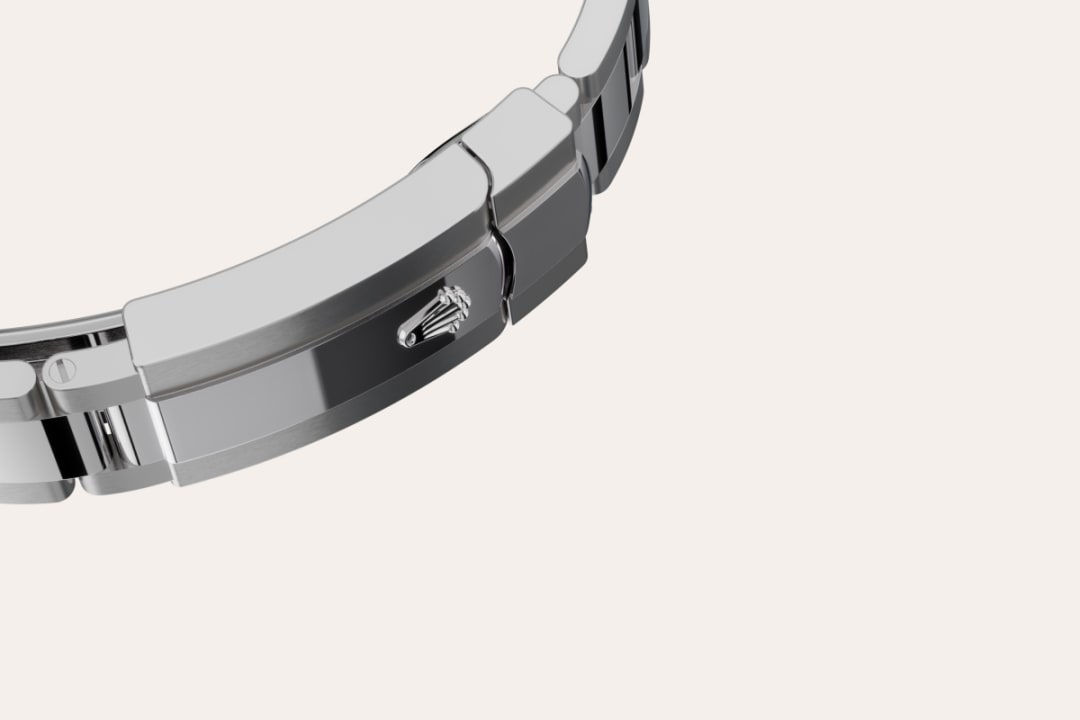 The Oyster bracelet is a perfect alchemy of form and function, aesthetics and technology, designed to be both robust and comfortable. It is equipped with an Oysterclasp and the Easylink comfort extension link, also exclusive to Rolex. This ingenious system allows the wearer to increase the bracelet length by approximately 5 mm, providing additional comfort in any circumstance.