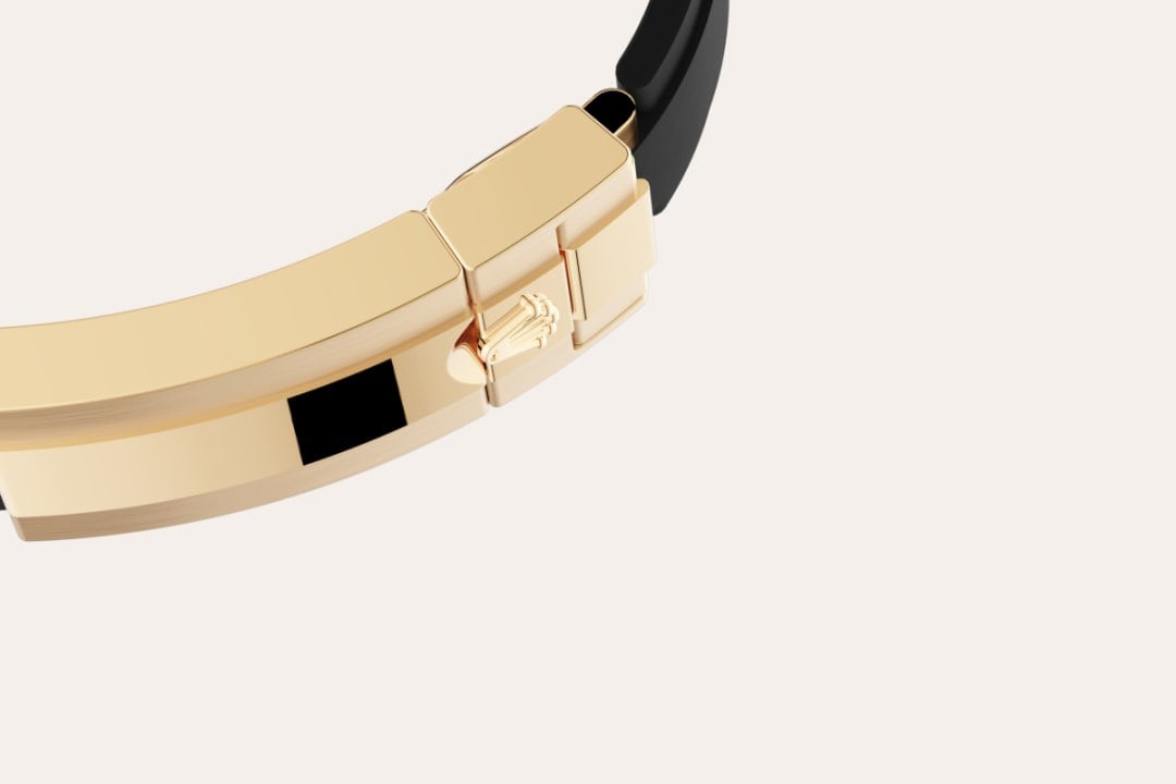 The 18 ct gold versions of the Cosmograph Daytona with a Cerachrom bezel are available with an Oysterflex bracelet. Developed by Rolex and patented, it singularly combines the robustness of a metal bracelet with the comfort of an elastomer bracelet. It is made up of two flexible curved metal blades – one in each bracelet section – overmoulded with high-performance black elastomer. For optimum comfort, the Oysterflex bracelet is equipped with cushions on its inner sides and an Oysterlock safety clasp to prevent accidental opening. Its length may be adjusted via the ingenious Rolex Glidelock extension system.