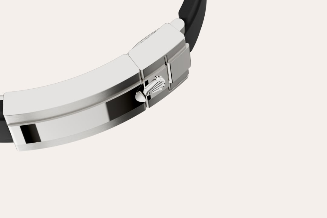 The 18 ct gold versions of the Cosmograph Daytona with a Cerachrom bezel are available with an Oysterflex bracelet. Developed by Rolex and patented, it singularly combines the robustness of a metal bracelet with the comfort of an elastomer bracelet. It is made up of two flexible curved metal blades – one in each bracelet section – overmoulded with high-performance black elastomer. For optimum comfort, the Oysterflex bracelet is equipped with cushions on its inner sides and an Oysterlock safety clasp to prevent accidental opening. Its length may be adjusted via the ingenious Rolex Glidelock extension system.