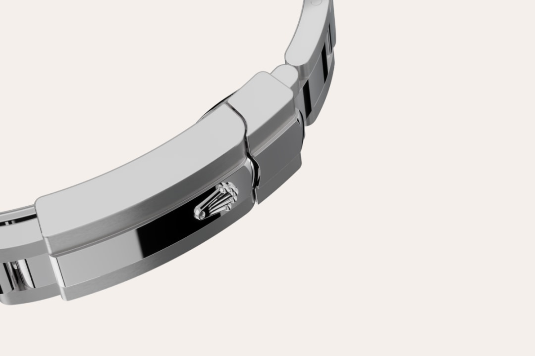 The Oyster bracelet is a perfect alchemy of form and function, aesthetics and technology, designed to be both robust and comfortable. It is equipped with an Oysterclasp and the Easylink comfort extension link, also exclusive to Rolex. This ingenious system allows the wearer to increase the bracelet length by approximately 5 mm, providing additional comfort in any circumstance.