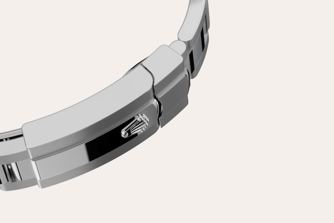 The Oyster bracelet is a perfect alchemy of form and function, aesthetics and technology, designed to be both robust and comfortable. It is equipped with an Oysterclasp and the Easylink comfort extension link, also exclusive to Rolex. This ingenious system allows the wearer to increase the bracelet length by approximately 5 mm, providing additional comfort in any circumstance.