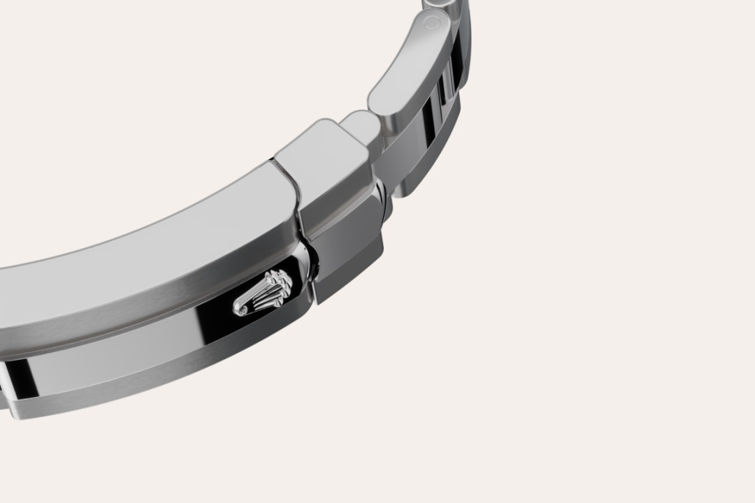 The Oyster bracelet is a perfect alchemy of form and function, aesthetics and technology, designed to be both robust and comfortable. It is equipped with an Oysterclasp and the Easylink comfort extension link, also exclusive to Rolex. This ingenious system allows the wearer to increase the bracelet length by approximately 5 mm, providing additional comfort in any circumstance.