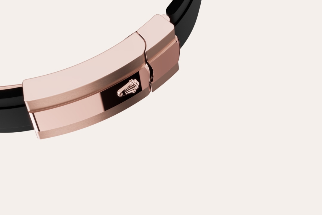 The Sky-Dweller’s new Oysterflex bracelet, developed by Rolex and patented, offers a sporty alternative to metal bracelets. The bracelet attaches to the watch case and the Oysterclasp by a flexible titanium and nickel alloy metal blade. The blade is overmoulded with high-performance black elastomer which is particularly resistant to environmental effects, very durable and perfectly inert for the wearer of the watch. For enhanced comfort, the inside of the Oysterflex bracelet is equipped with a patented longitudinal cushion system that stabilizes the watch on the wrist and fitted with an 18 ct Everose gold Oysterclasp. It also features the Rolex Glidelock extension system, designed by the brand and patented. This inventive toothed mechanism, integrated beneath the clasp, allows fine adjustment of the bracelet length by some 15 mm in increments of approximately 2.5 mm, without the use of tools.