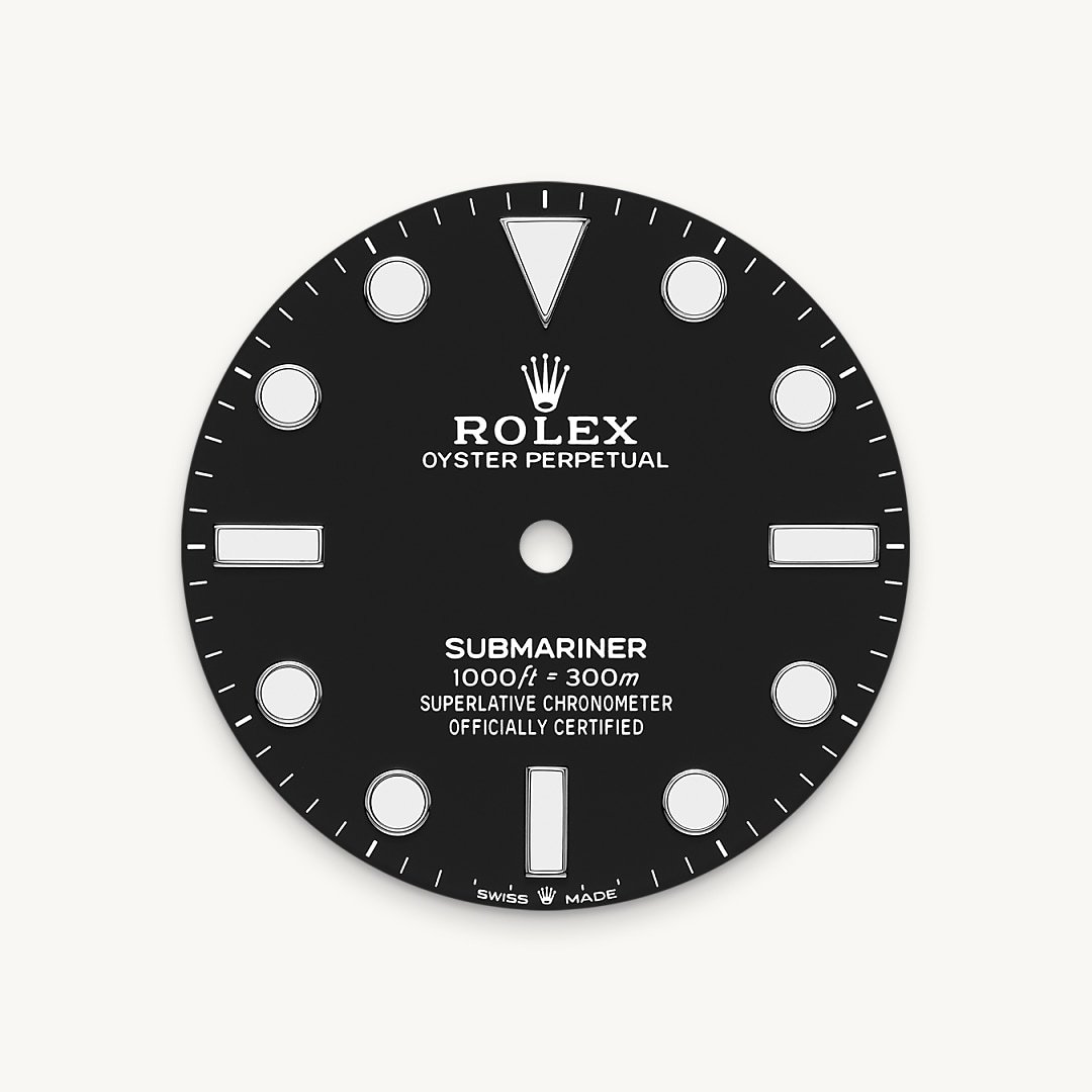 The dial’s luminescent Chromalight display is an innovation that improved visibility in dark environments, an essential feature for divers. Hour markers in simple shapes – triangles, circles, rectangles – and broad hour and minute hands enable instant and reliable reading to prevent any risk of confusion underwater.
