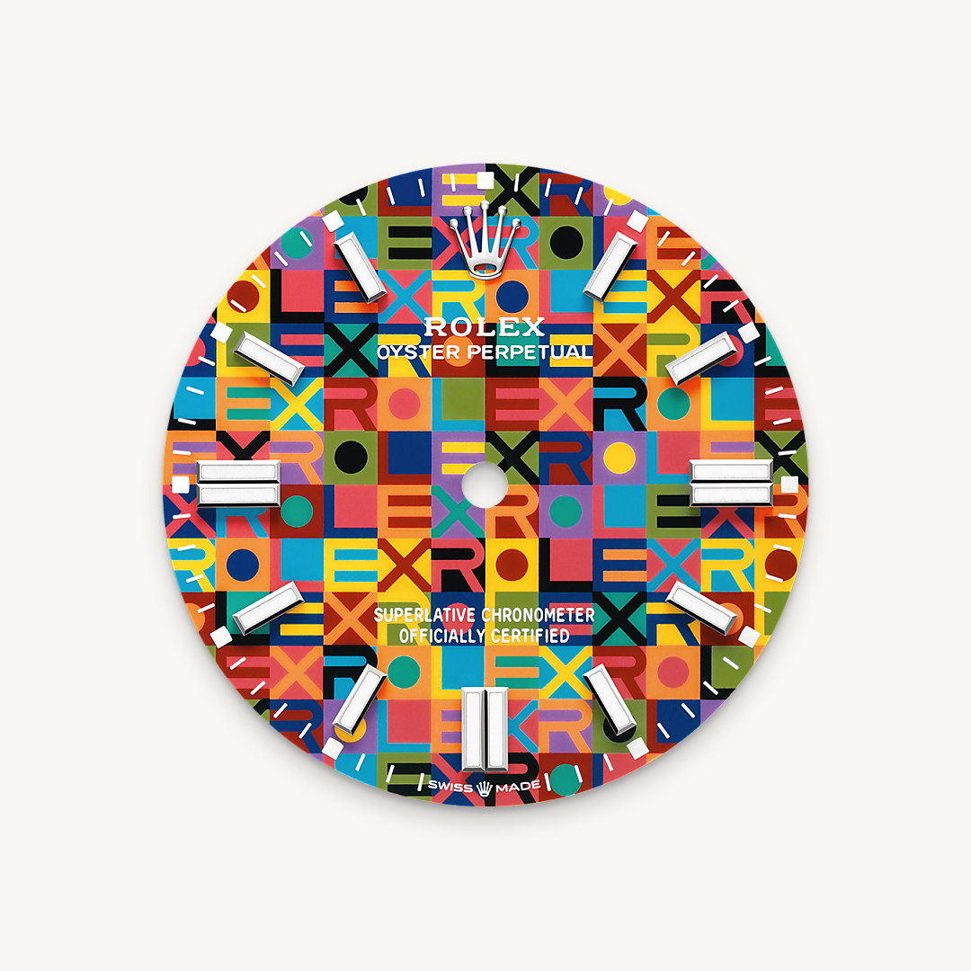 In the subtlest yet most modern way, the dial of the Oyster Perpetual 36 revisits the Jubilee motif introduced at the end of the 1970s, which has since become iconic. It displays the letters of the Rolex name in a contrasting interplay of no fewer than ten colours. Executing this pattern presents a significant challenge, as the colours are applied not all at once, but one after the other. The utmost precision is also required to ensure that all the shapes and letters making up the motif are positioned perfectly.