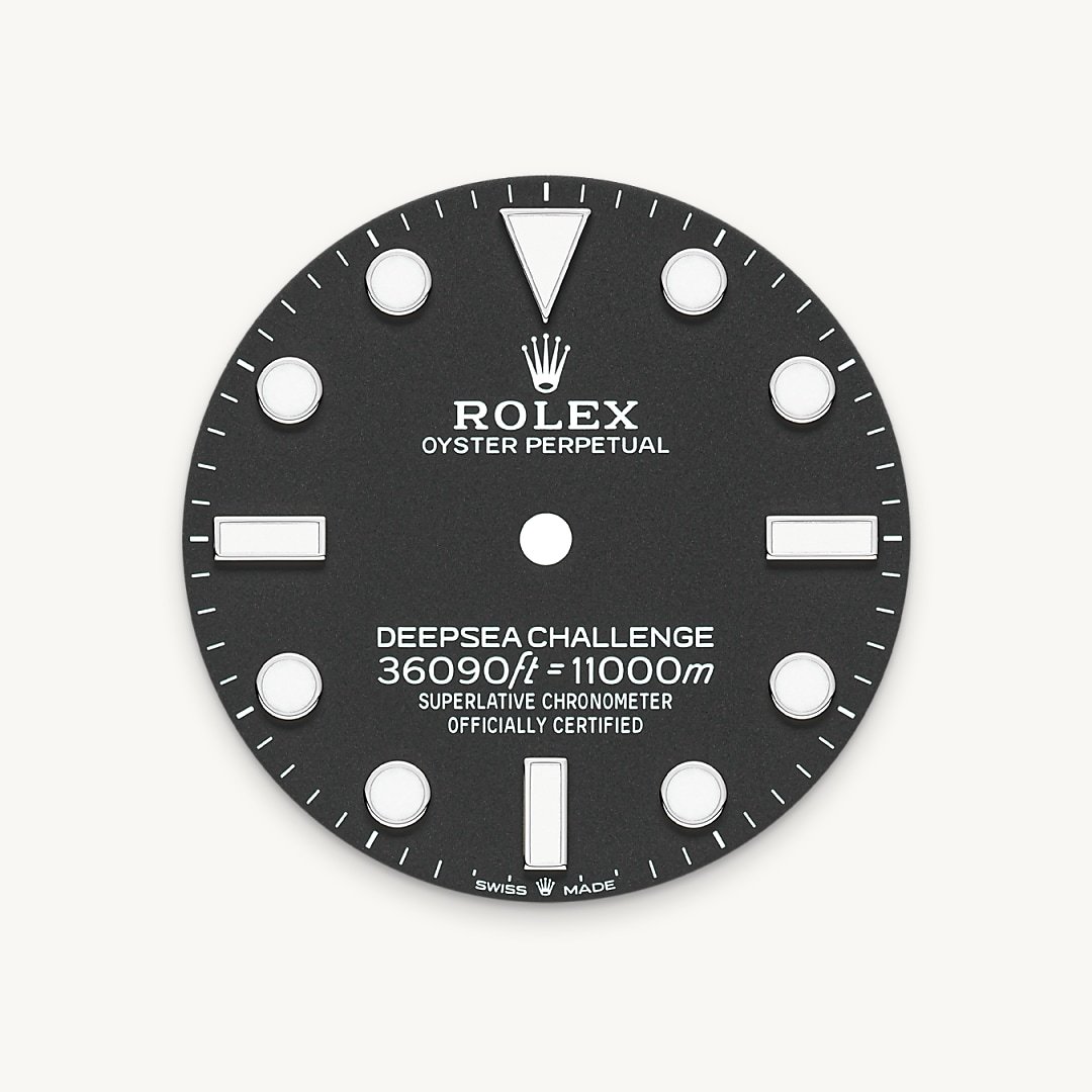 The dial’s luminescent Chromalight display is an innovation that improved visibility in dark environments, an essential feature for divers. Hour markers in simple shapes – triangles, circles, rectangles – and broad hour and minute hands enable instant and reliable reading to prevent any risk of confusion underwater.