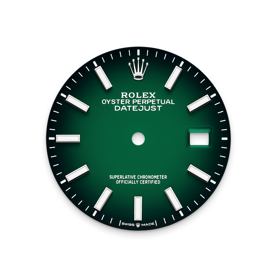 The dial is entirely coated with lacquer, a first for an ombré dial since the reintroduction of this design to the brand’s catalogue in 2019. Green lacquer is applied to the base plate, then, as with all ombré dials, the colour gradient is created by spraying black lacquer in concentric motions. The white inscriptions stand out particularly clearly, featuring Chromalight index hour markers.